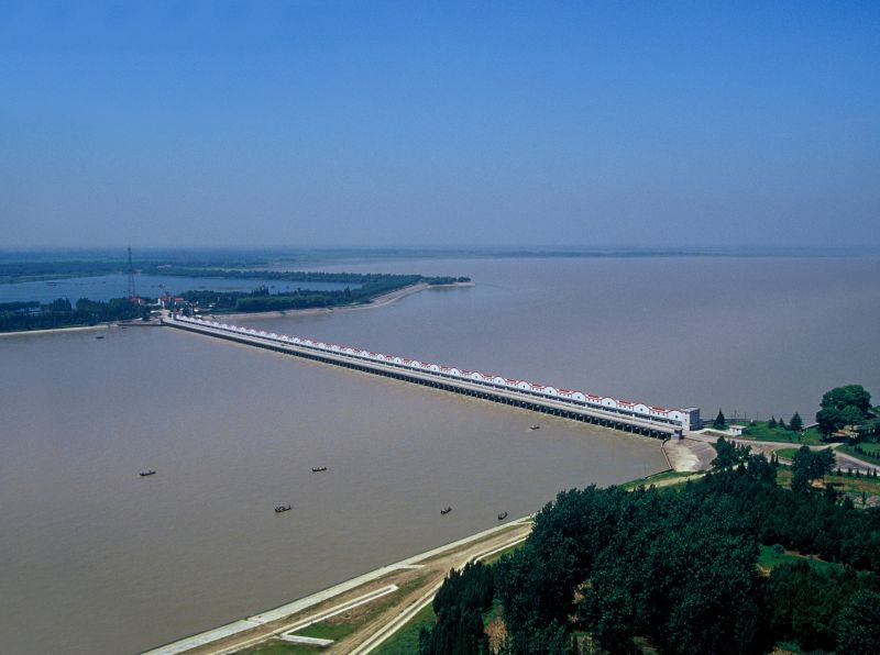 1、三河閘：淮河入江水道重要控制口門(mén)，建國(guó)初期我國(guó)自行設(shè)計(jì)和施工的大型水閘，共63孔，總寬697.75米，，由我公司于1953年7月建成通水；并承擔(dān)了其后的歷次加固任務(wù)。.jpg